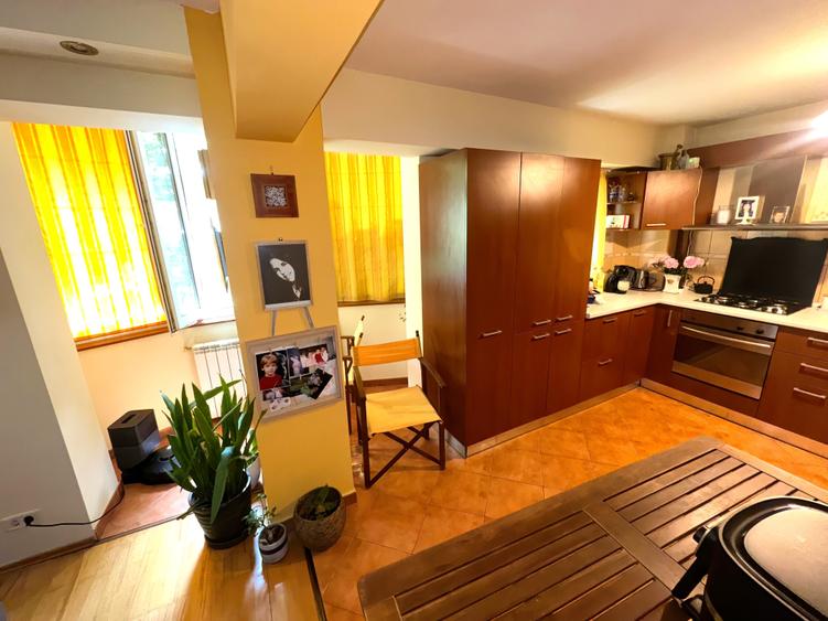 Apartament cu 4 camere semidecomandat, mobilat în Aviației