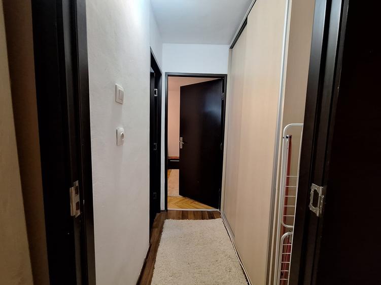 Apartament cu 3 camere semidecomandat, mobilat în Lipovei