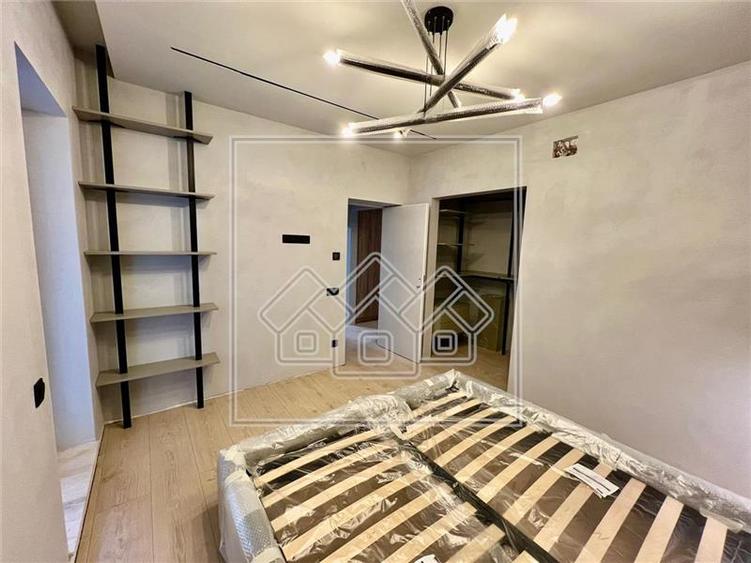 Penthouse cu 3 camere decomandat în Exterior Vest