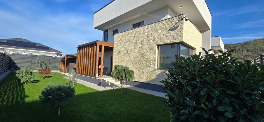 Casă individuală cu 4 camere cu Canalizare în Aninoasa