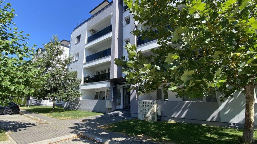 Apartament cu 3 camere semidecomandat, mobilat în Turnișor