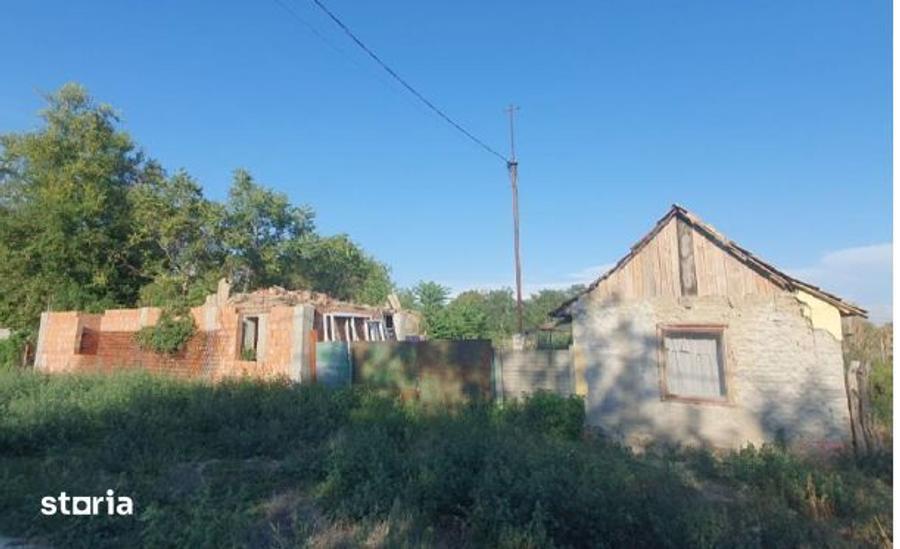 Casă cu 2 camere cu Teren 2338 Mp în Central