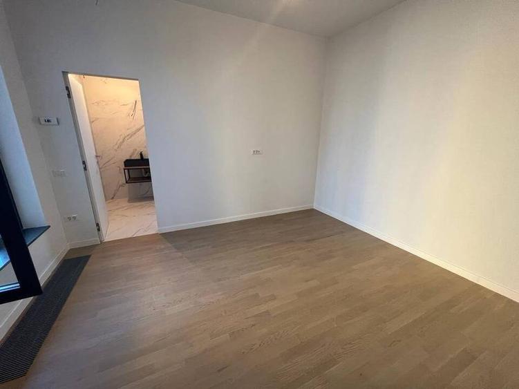 Penthouse cu 3 camere decomandat în Tineretului