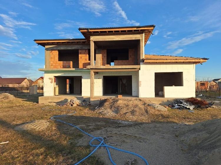 Casă cu 4 camere în Spătaru