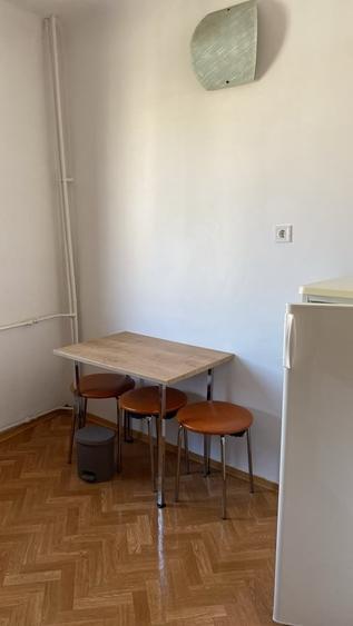 Apartament cu 3 camere semidecomandat în Cotroceni