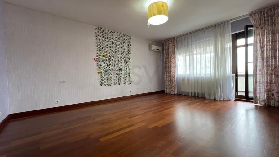 Apartament cu 6 camere decomandat în Sisești
