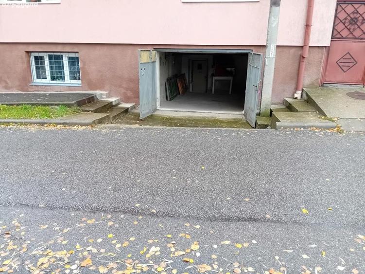 Dau in chirie garaj izolat in suprafa?a de 25mp izolat cu acces direct din strada pentru garaj sau - 1