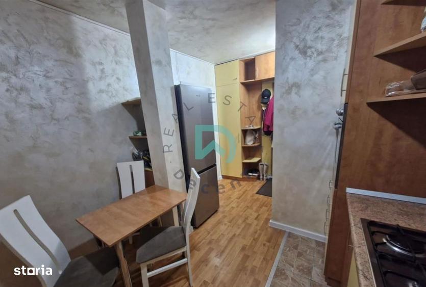 Apartament cu 3 camere semidecomandat în Centrul Istoric
