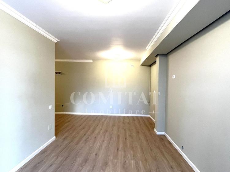 Apartament cu 3 camere semidecomandat în Florești
