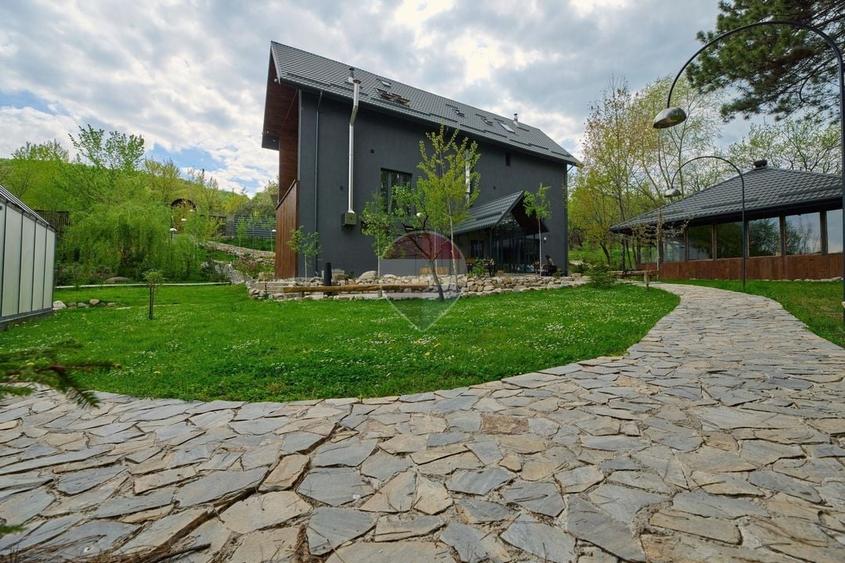Casă individuală cu 8 camere cu Teren 2671 Mp în Dealu Frumos