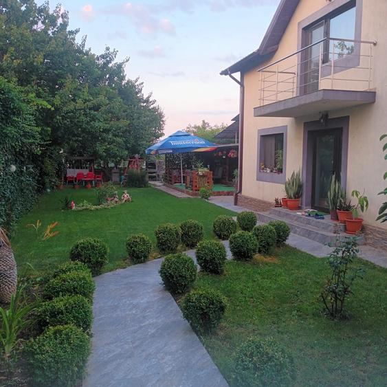 Casă cu 4 camere cu Teren 1100 Mp în Central