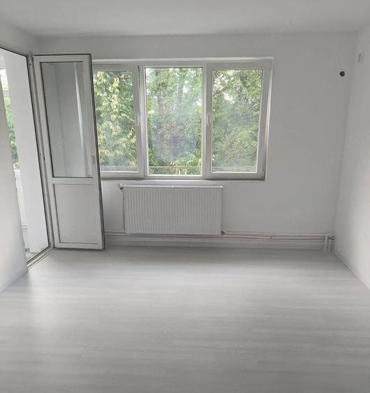 Apartament cu 3 camere semidecomandat în Berceni