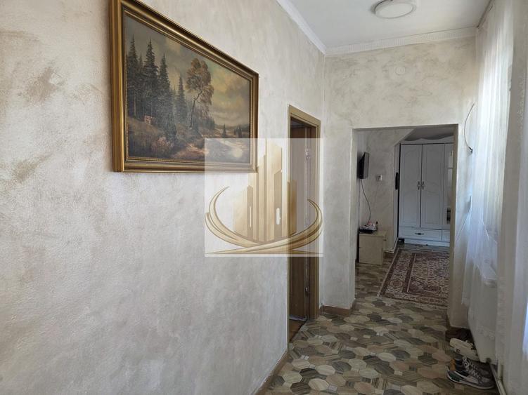 Casă individuală cu 6 camere cu Canalizare în Lipovei