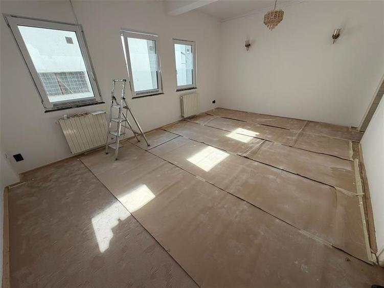 Casă individuală cu 7 camere cu Canalizare în Bucureștii Noi