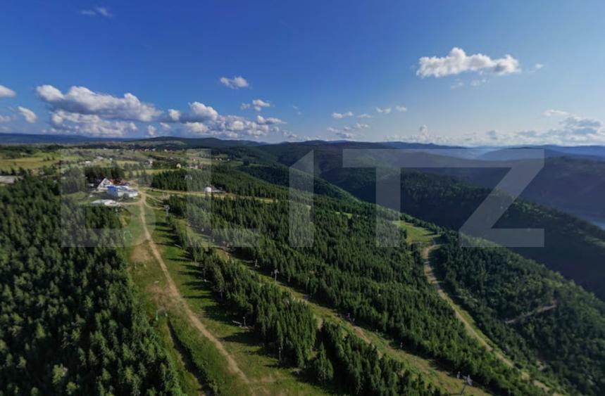 Teren Construcții intravilan de 35780 mp, în Mărișel