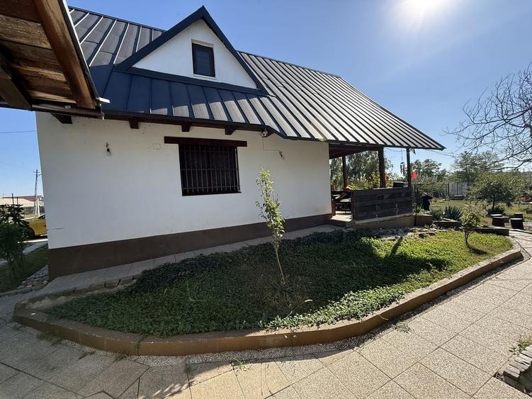 Casă cu 4 camere în Bujoreni