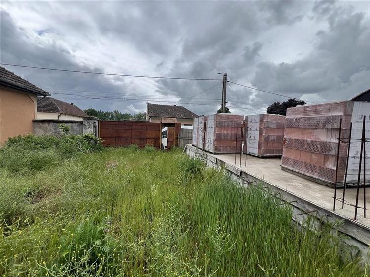 Casă cu 2 camere cu Teren 2635 Mp în Tinca