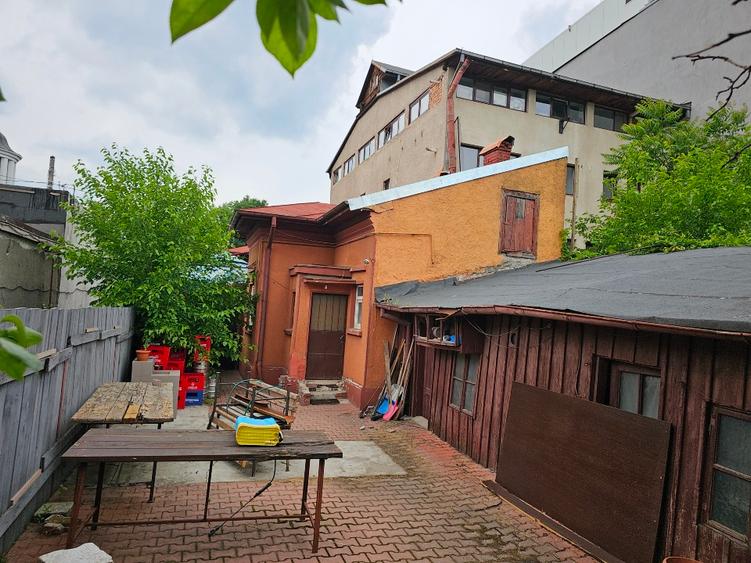 Casă individuală cu 4 camere cu Teren 330 Mp în Drumul Sării