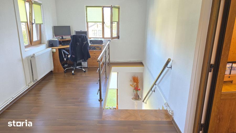 Casă cu 5 camere cu Teren 1054 Mp în Zăvoi