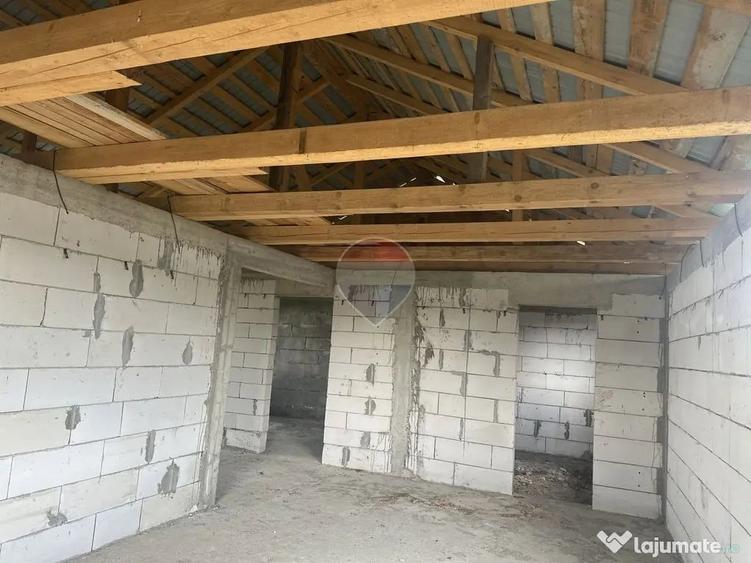 Casă cu 3 camere cu Teren 617 Mp în Slobozia (Roznov)