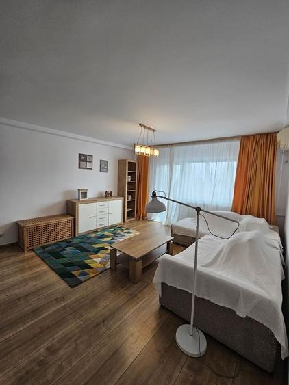 Apartament cu 3 camere semidecomandat în 1 Mai