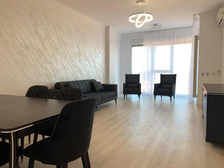 Apartament cu 4 camere semidecomandat în Faleza Nord