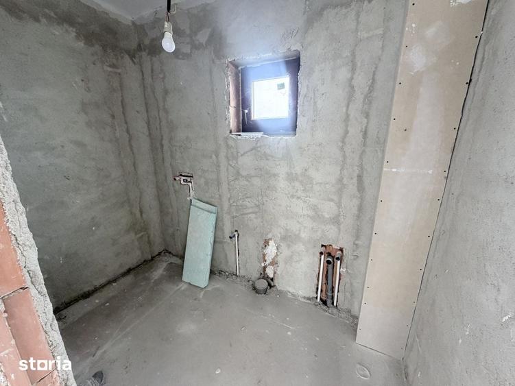 Casă cu 5 camere cu Teren 492 Mp în Glina