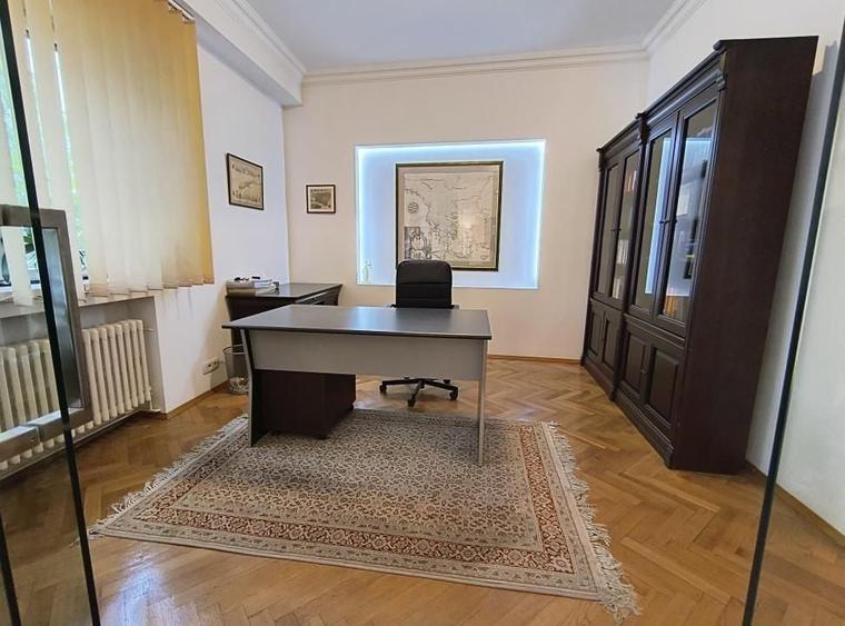 Apartament cu 3 camere semidecomandat, mobilat în Dacia