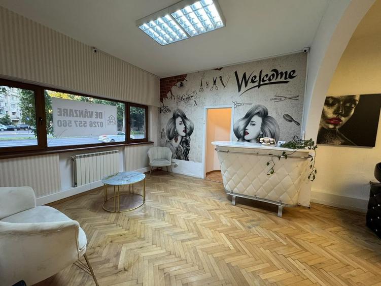Apartament cu 3 camere semidecomandat în Victoriei