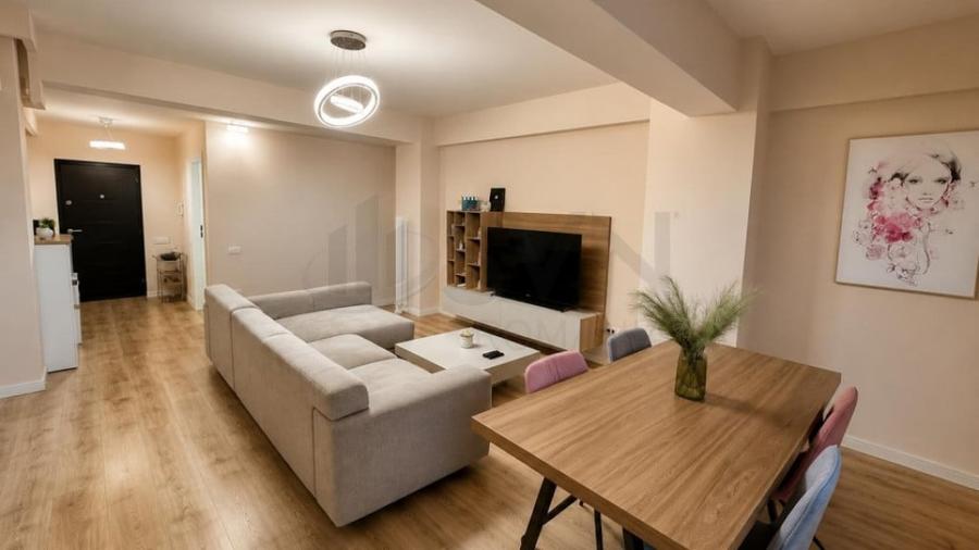 Apartament cu 3 camere semidecomandat în Sisești