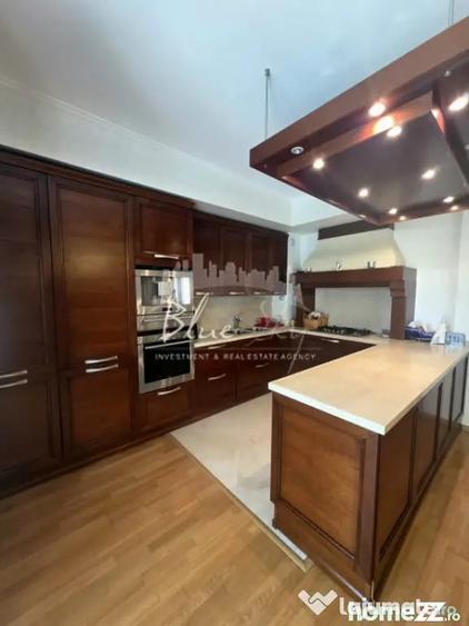 Casă cu 7 camere cu Teren 1642 Mp în Poiana
