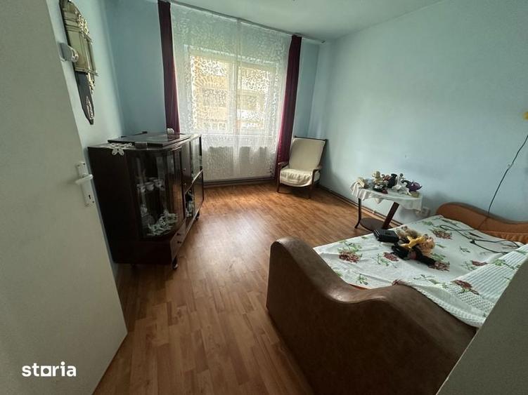 Vand apartament 2 camere,Petrosani,Str.Independentei,Etaj 1 - 8