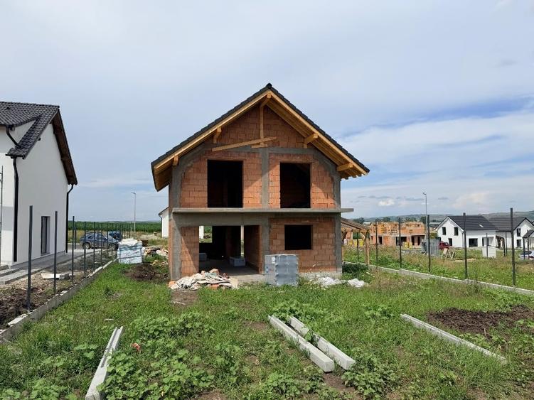 Casă individuală cu 5 camere cu Canalizare în Șura Mică