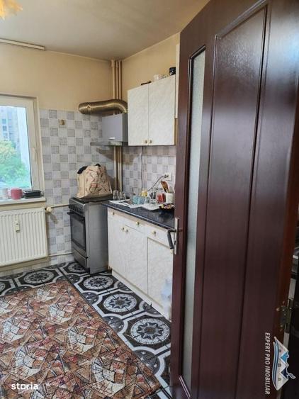 Apartament cu 3 camere decomandat în Drumul Sării