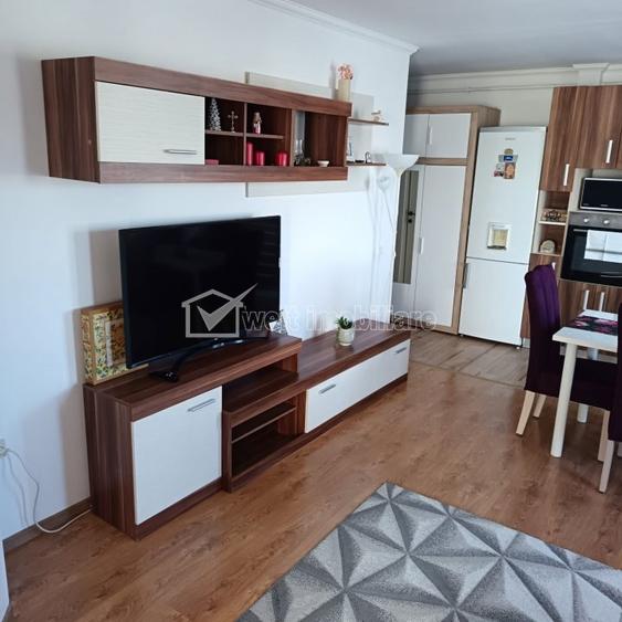 Apartament cu 3 camere semidecomandat în Florești