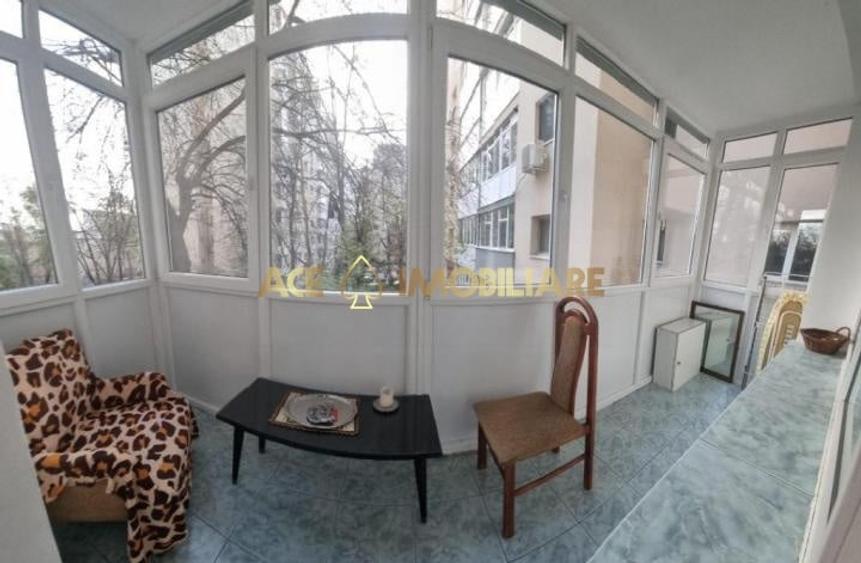 Apartament cu 3 camere decomandat, mobilat în Victoriei