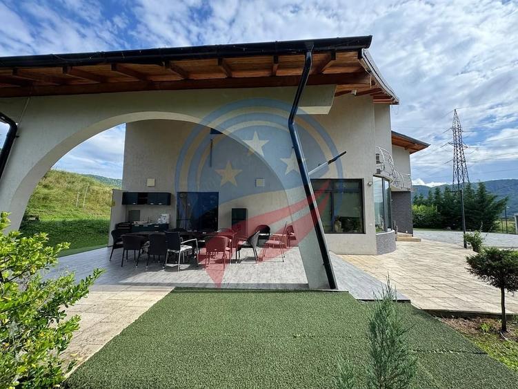 Casă cu 8 camere cu Teren 5574 Mp în Periferie
