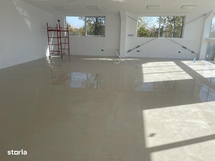 Spațiu comercial, de 1,000 mp, în Central