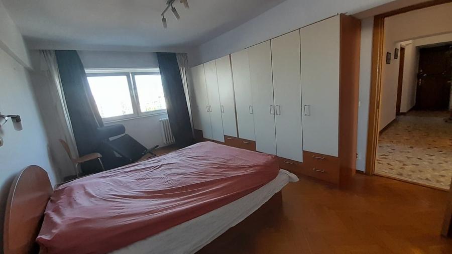 Apartament cu 3 camere decomandat în Calea Victoriei