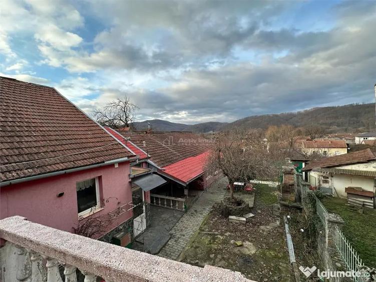 Casă cu 7 camere cu Teren 900 Mp în Central