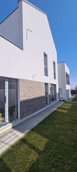 Duplex cu 7 camere cu Canalizare în Europa