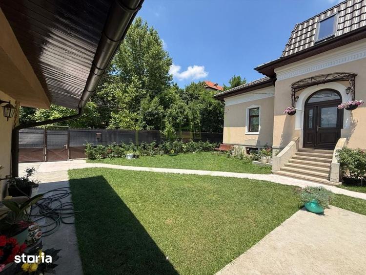 Casă cu 10 camere cu Teren 458 Mp în Central