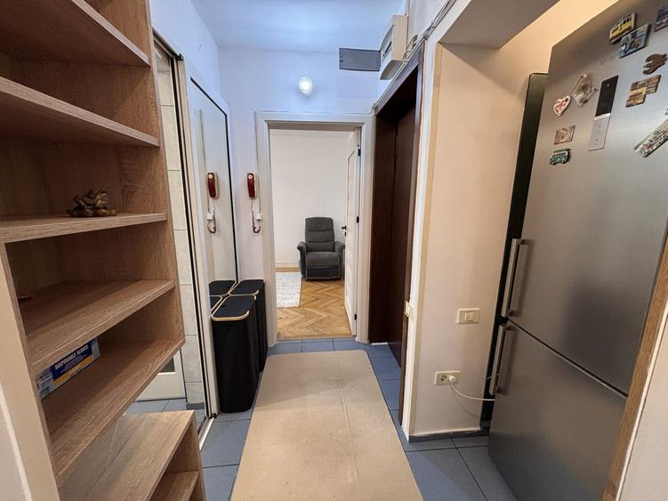 Apartament cu 3 camere semidecomandat în P-ța Muncii