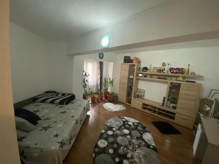 Apartament cu 2 camere decomandat, mobilat în Sud