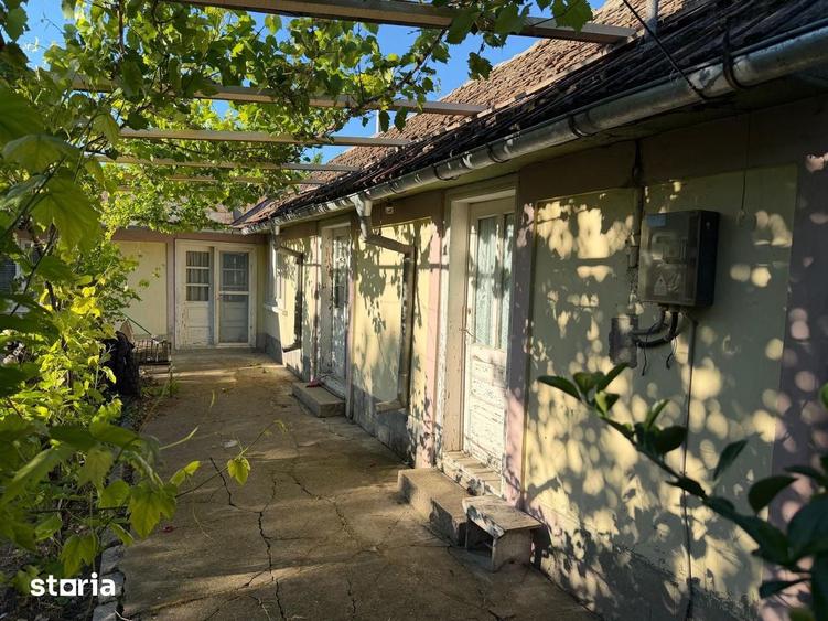 Casă cu 6 camere nedecomandat cu Teren 1600 Mp în Greci