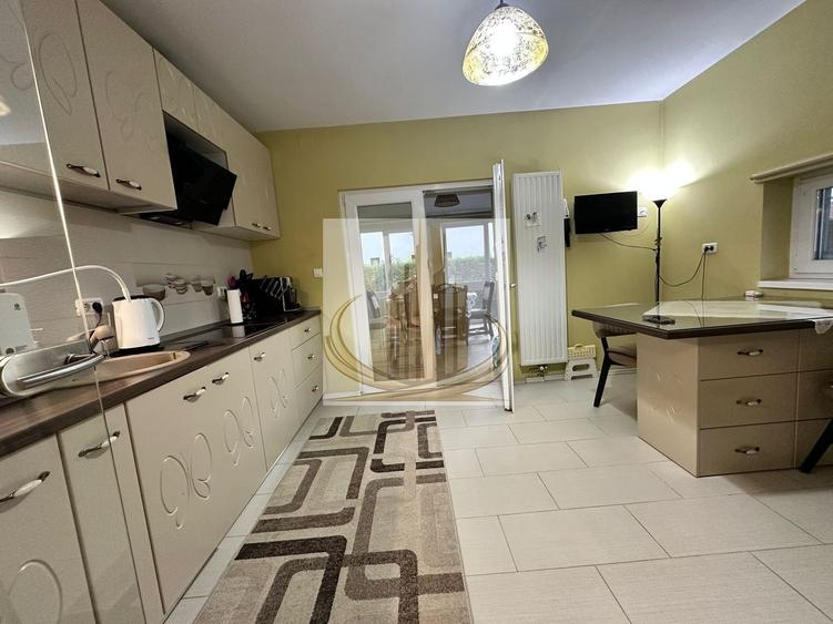 Casă premium cu panouri solare, stație EV, anexă locuibilă și grădină - 3