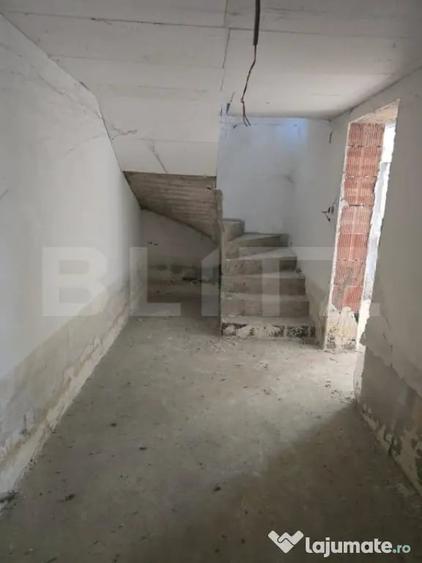 Casă cu 8 camere cu Teren 1500 Mp în Central