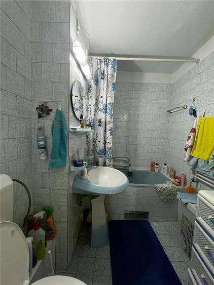 Apartament cu 4 camere decomandat în Lipovei