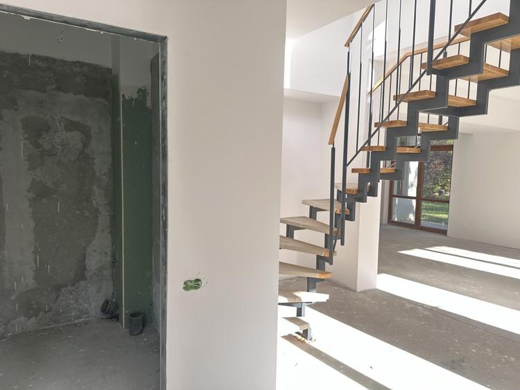 Casă individuală cu 7 camere semidecomandat cu Canalizare în Corbeanca