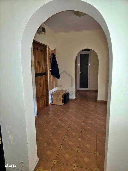 Apartament cu 3 camere semidecomandat, mobilat în Pantelimon